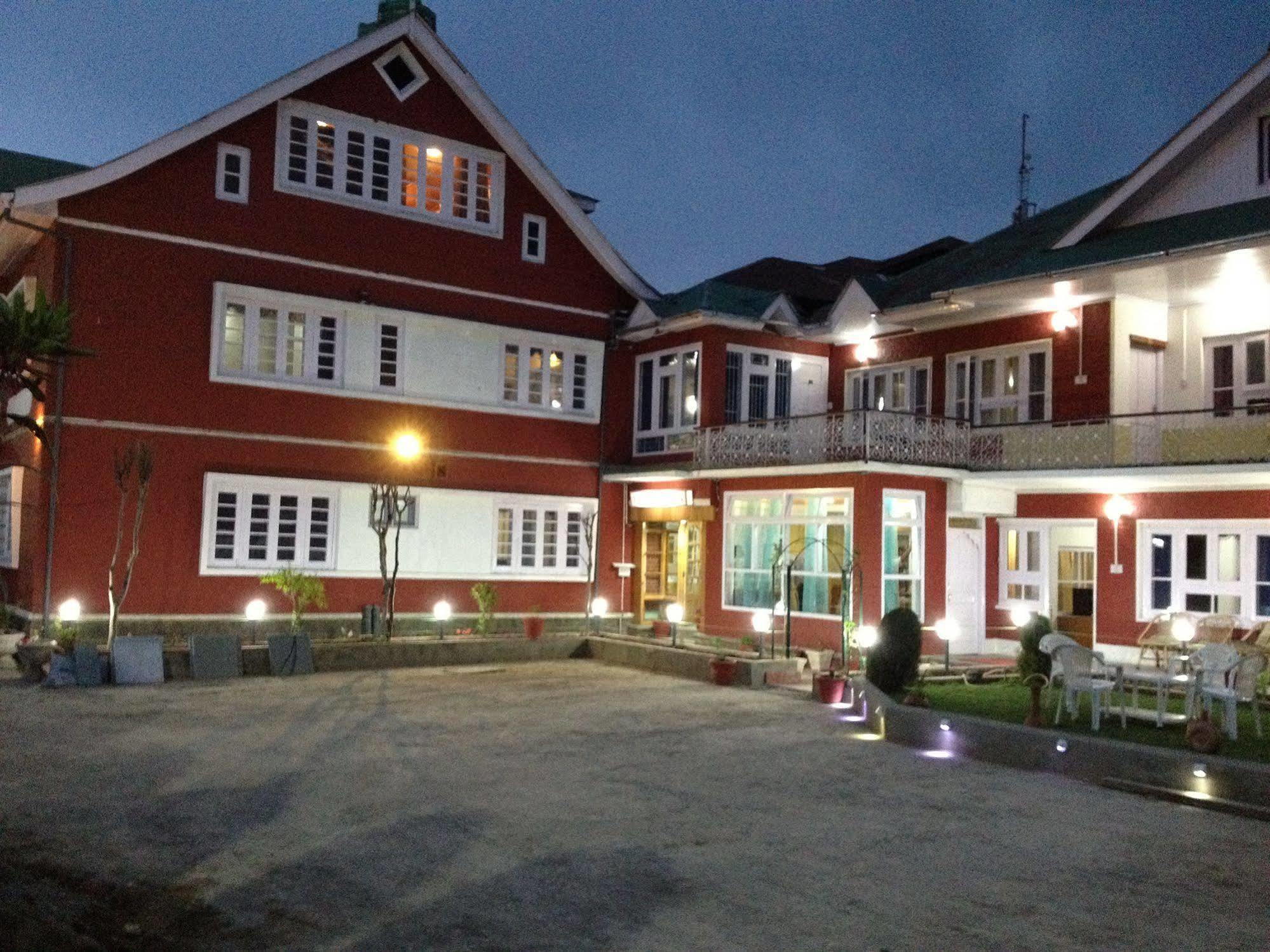 Walisons Hotel Srīnagar Exteriör bild